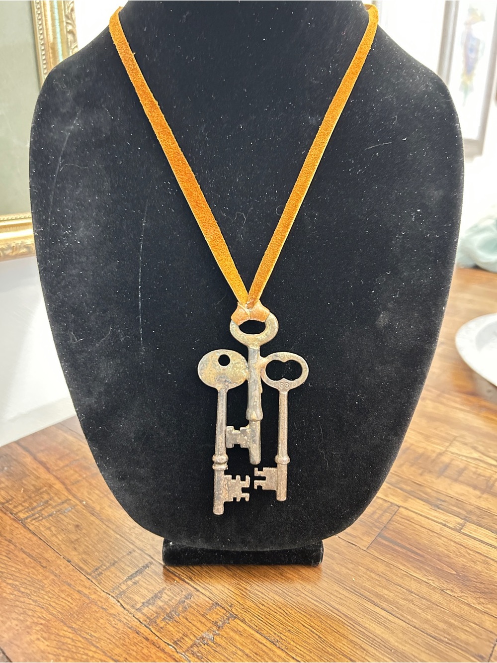 Vintage-Triple Key Pendant Necklace - Gold Velvet Cord